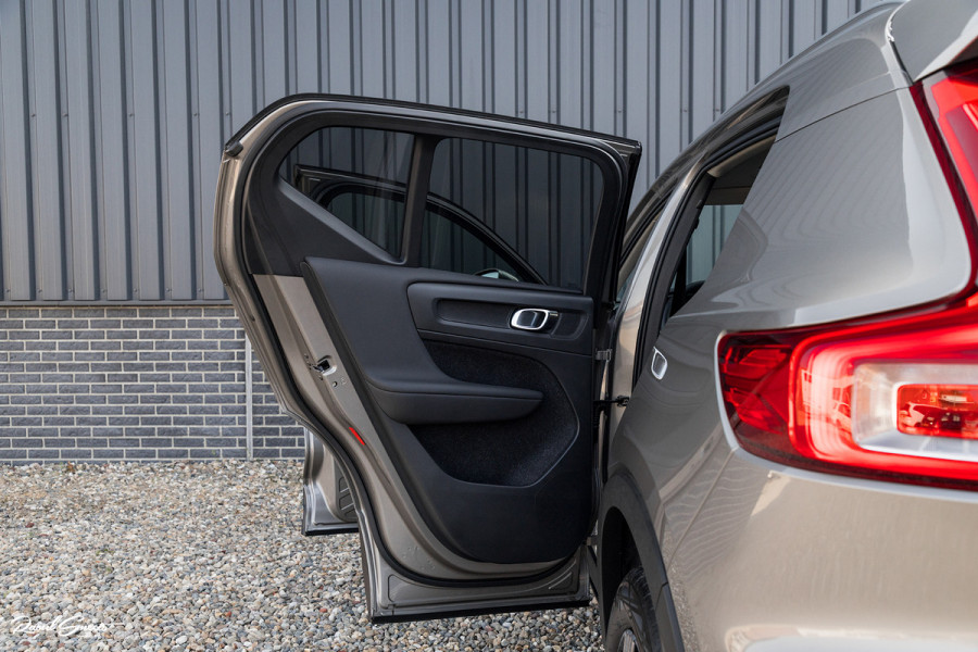 Volvo XC40 1.5 T3 Inscription | Adaptieve cruise | Panorama dak | Zwenkbare trekhaak | Harman Kardon |