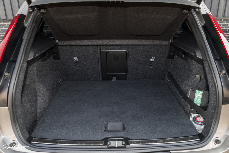 Volvo XC40 1.5 T3 Inscription | Adaptieve cruise | Panorama dak | Zwenkbare trekhaak | Harman Kardon |