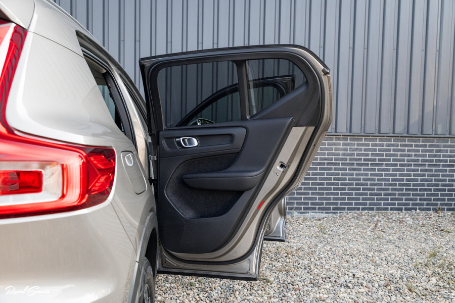 Volvo XC40 1.5 T3 Inscription | Adaptieve cruise | Panorama dak | Zwenkbare trekhaak | Harman Kardon |