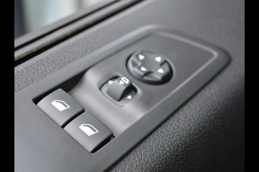 Opel Vivaro Electric L2 75 kWh | 0% Rente | 8 jaar garantie | Surround View Pakket | Comfort scheidingswand | Dodehoek detectie | 3 zitplaatsen | rijklaarprijs
