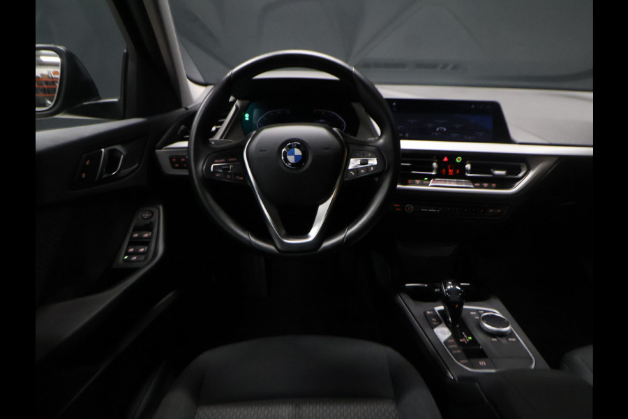 BMW 1-serie 118i Executive Edition [PDC V+A, APPLE CARPLAY, ANDROID AUTO, CRUISE CONTROL, NAVIGATIE, AUTOMATISCHE AIRCO, LED, NIEUWSTAAT]
