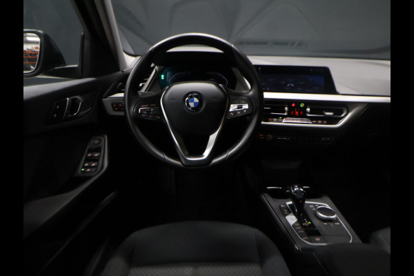 BMW 1-serie 118i Executive Edition [PDC V+A, APPLE CARPLAY, ANDROID AUTO, CRUISE CONTROL, NAVIGATIE, AUTOMATISCHE AIRCO, LED, NIEUWSTAAT]