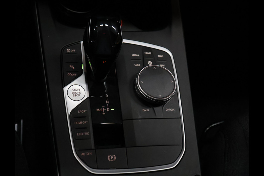 BMW 1-serie 118i Executive Edition [PDC V+A, APPLE CARPLAY, ANDROID AUTO, CRUISE CONTROL, NAVIGATIE, AUTOMATISCHE AIRCO, LED, NIEUWSTAAT]