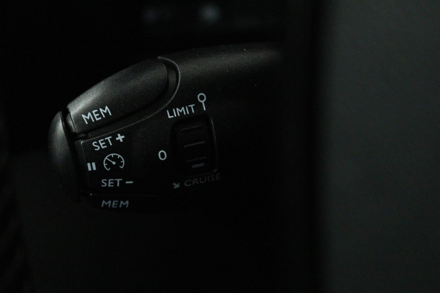 Peugeot 208 1.2 PureTech Blue Lease Active (PARKEERSENSOREN, CRUISE CONTROL, NAVIGATIE, BLUETOOTH, NL-AUTO, GOED ONDERHOUDEN)