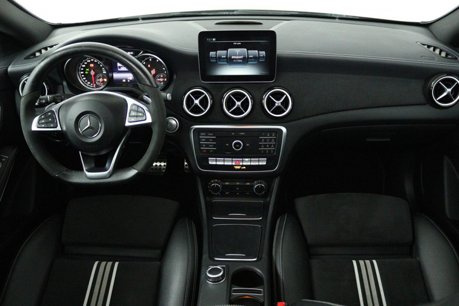 Mercedes-Benz CLA-Klasse Shooting Brake 180 Business Solution AMG (PANORAMADAK, TREKHAAK, STOELVERWARMING, CAMERA, NAVIGATIE)
