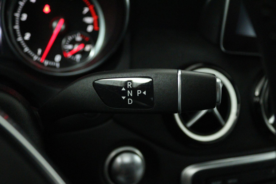 Mercedes-Benz CLA-Klasse Shooting Brake 180 Business Solution AMG (PANORAMADAK, TREKHAAK, STOELVERWARMING, CAMERA, NAVIGATIE)