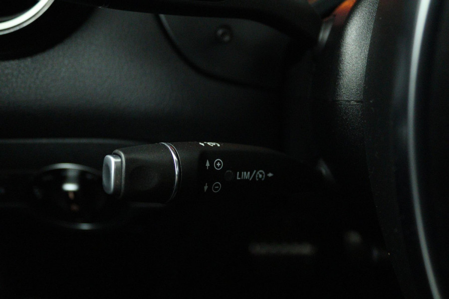Mercedes-Benz CLA-Klasse Shooting Brake 180 Business Solution AMG (PANORAMADAK, TREKHAAK, STOELVERWARMING, CAMERA, NAVIGATIE)