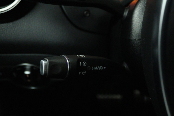 Mercedes-Benz CLA-Klasse Shooting Brake 180 Business Solution AMG (PANORAMADAK, TREKHAAK, STOELVERWARMING, CAMERA, NAVIGATIE)
