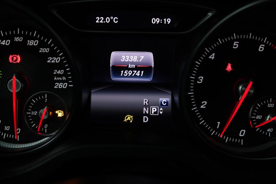 Mercedes-Benz CLA-Klasse Shooting Brake 180 Business Solution AMG (PANORAMADAK, TREKHAAK, STOELVERWARMING, CAMERA, NAVIGATIE)