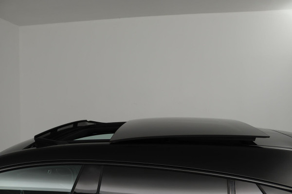 Mercedes-Benz CLA-Klasse Shooting Brake 180 Business Solution AMG (PANORAMADAK, TREKHAAK, STOELVERWARMING, CAMERA, NAVIGATIE)