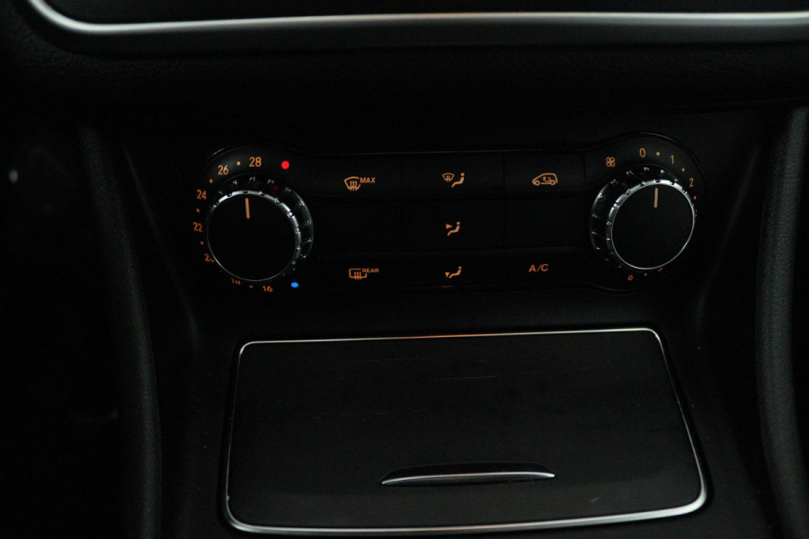 Mercedes-Benz CLA-Klasse Shooting Brake 180 Business Solution AMG (PANORAMADAK, TREKHAAK, STOELVERWARMING, CAMERA, NAVIGATIE)