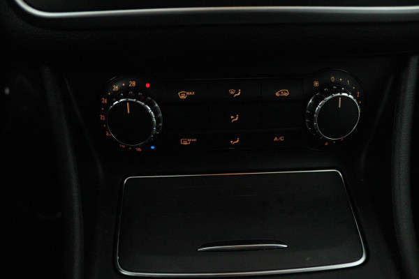 Mercedes-Benz CLA-Klasse Shooting Brake 180 Business Solution AMG (PANORAMADAK, TREKHAAK, STOELVERWARMING, CAMERA, NAVIGATIE)