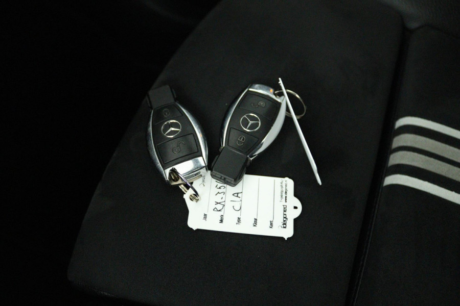 Mercedes-Benz CLA-Klasse Shooting Brake 180 Business Solution AMG (PANORAMADAK, TREKHAAK, STOELVERWARMING, CAMERA, NAVIGATIE)