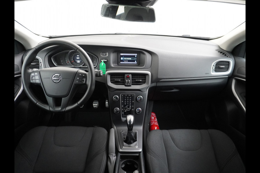 Volvo V40 2.0T Dual-Ecc Pdc 16" Licht-Regensensor Cruise Bluetooth Momentum Autonomous Emergency Braking Brake Assist System Privacy Glas Isofix  1500kg Trekvermogen! hoofdsteunen anti-whiplash Bots herkenning systeem EURO6