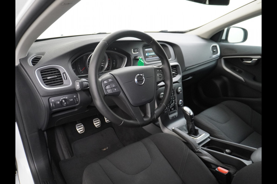 Volvo V40 2.0T Dual-Ecc Pdc 16" Licht-Regensensor Cruise Bluetooth Momentum Autonomous Emergency Braking Brake Assist System Privacy Glas Isofix  1500kg Trekvermogen! hoofdsteunen anti-whiplash Bots herkenning systeem EURO6