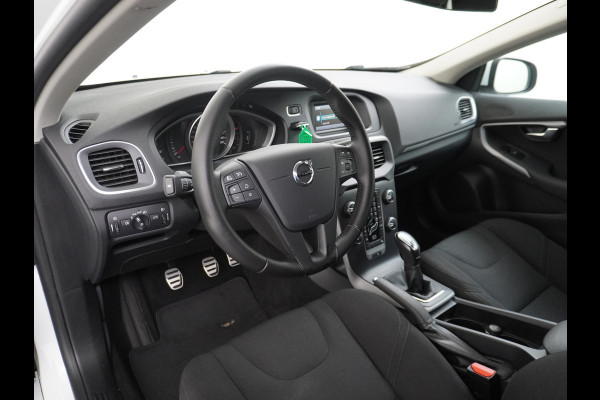 Volvo V40 2.0T Dual-Ecc Pdc 16" Licht-Regensensor Cruise Bluetooth Momentum Autonomous Emergency Braking Brake Assist System Privacy Glas Isofix  1500kg Trekvermogen! hoofdsteunen anti-whiplash Bots herkenning systeem EURO6