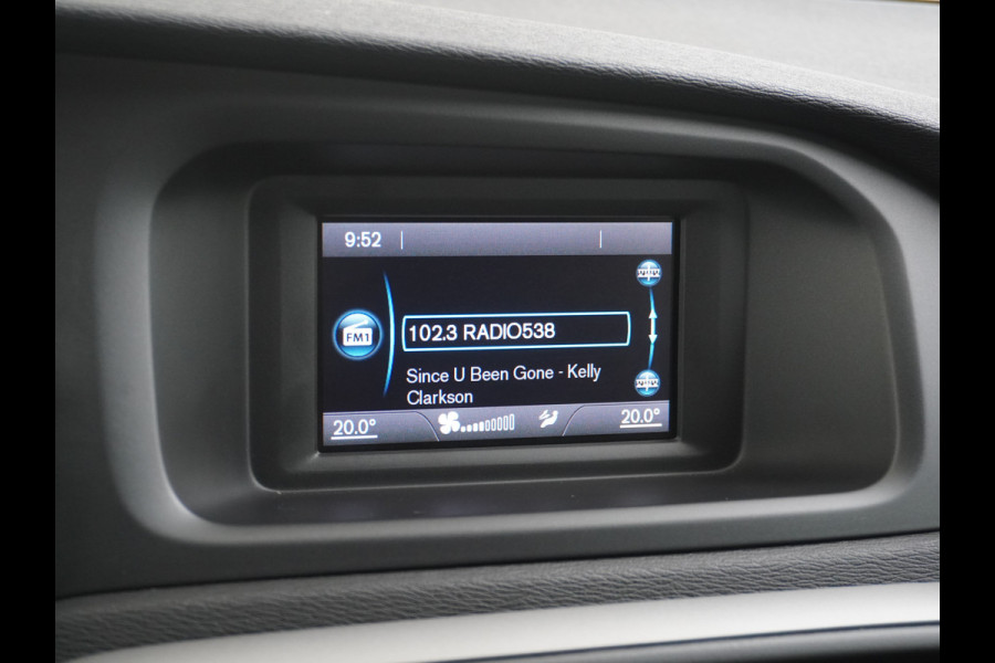 Volvo V40 2.0T Dual-Ecc Pdc 16" Licht-Regensensor Cruise Bluetooth Momentum Autonomous Emergency Braking Brake Assist System Privacy Glas Isofix  1500kg Trekvermogen! hoofdsteunen anti-whiplash Bots herkenning systeem EURO6
