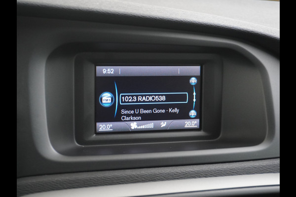 Volvo V40 2.0T Dual-Ecc Pdc 16" Licht-Regensensor Cruise Bluetooth Momentum Autonomous Emergency Braking Brake Assist System Privacy Glas Isofix  1500kg Trekvermogen! hoofdsteunen anti-whiplash Bots herkenning systeem EURO6