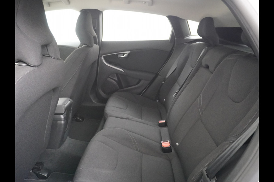 Volvo V40 2.0T Dual-Ecc Pdc 16" Licht-Regensensor Cruise Bluetooth Momentum Autonomous Emergency Braking Brake Assist System Privacy Glas Isofix  1500kg Trekvermogen! hoofdsteunen anti-whiplash Bots herkenning systeem EURO6