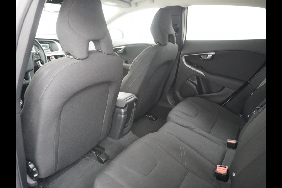 Volvo V40 2.0T Dual-Ecc Pdc 16" Licht-Regensensor Cruise Bluetooth Momentum Autonomous Emergency Braking Brake Assist System Privacy Glas Isofix  1500kg Trekvermogen! hoofdsteunen anti-whiplash Bots herkenning systeem EURO6
