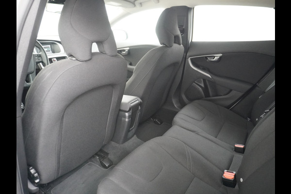 Volvo V40 2.0T Dual-Ecc Pdc 16" Licht-Regensensor Cruise Bluetooth Momentum Autonomous Emergency Braking Brake Assist System Privacy Glas Isofix  1500kg Trekvermogen! hoofdsteunen anti-whiplash Bots herkenning systeem EURO6