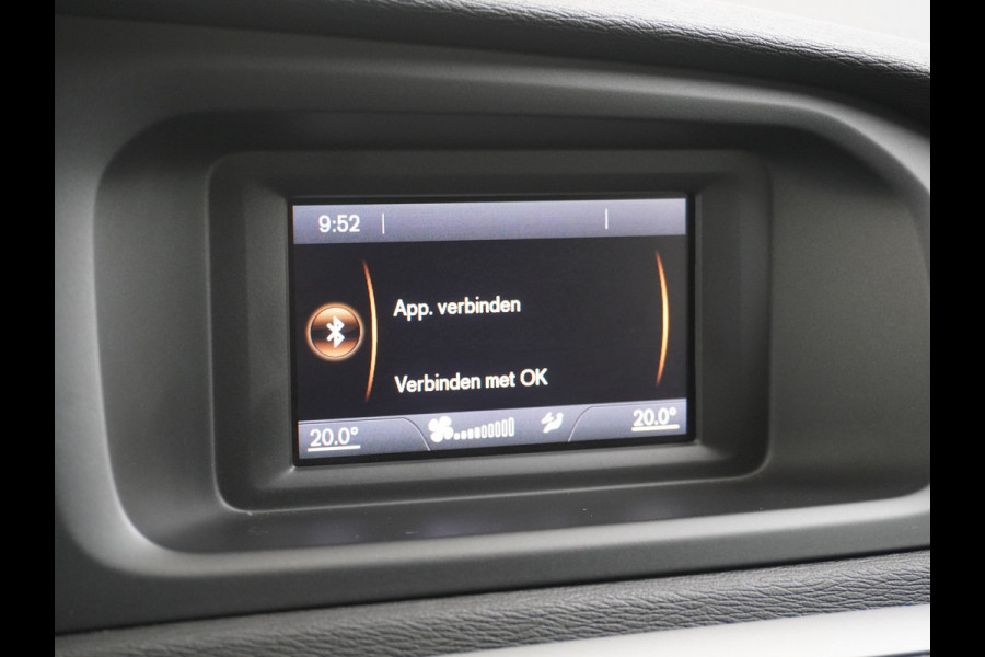 Volvo V40 2.0T Dual-Ecc Pdc 16" Licht-Regensensor Cruise Bluetooth Momentum Autonomous Emergency Braking Brake Assist System Privacy Glas Isofix  1500kg Trekvermogen! hoofdsteunen anti-whiplash Bots herkenning systeem EURO6