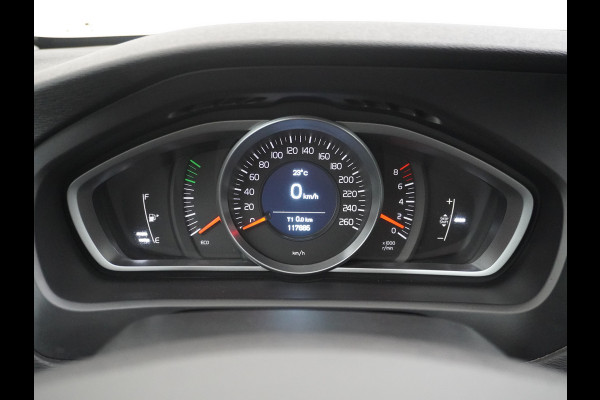 Volvo V40 2.0T Dual-Ecc Pdc 16" Licht-Regensensor Cruise Bluetooth Momentum Autonomous Emergency Braking Brake Assist System Privacy Glas Isofix  1500kg Trekvermogen! hoofdsteunen anti-whiplash Bots herkenning systeem EURO6