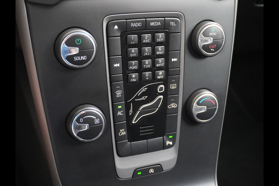 Volvo V40 2.0T Dual-Ecc Pdc 16" Licht-Regensensor Cruise Bluetooth Momentum Autonomous Emergency Braking Brake Assist System Privacy Glas Isofix  1500kg Trekvermogen! hoofdsteunen anti-whiplash Bots herkenning systeem EURO6