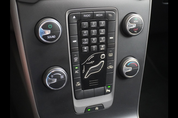 Volvo V40 2.0T Dual-Ecc Pdc 16" Licht-Regensensor Cruise Bluetooth Momentum Autonomous Emergency Braking Brake Assist System Privacy Glas Isofix  1500kg Trekvermogen! hoofdsteunen anti-whiplash Bots herkenning systeem EURO6
