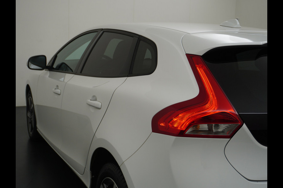 Volvo V40 2.0T Dual-Ecc Pdc 16" Licht-Regensensor Cruise Bluetooth Momentum Autonomous Emergency Braking Brake Assist System Privacy Glas Isofix  1500kg Trekvermogen! hoofdsteunen anti-whiplash Bots herkenning systeem EURO6