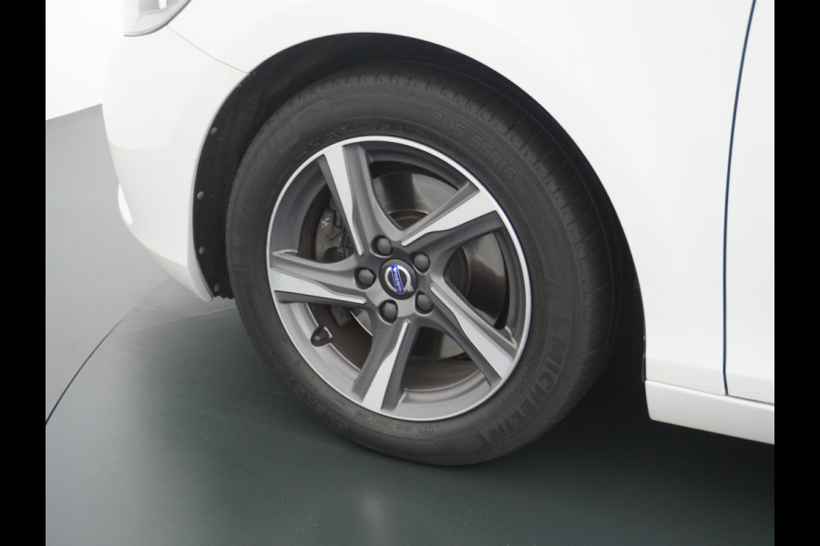 Volvo V40 2.0T Dual-Ecc Pdc 16" Licht-Regensensor Cruise Bluetooth Momentum Autonomous Emergency Braking Brake Assist System Privacy Glas Isofix  1500kg Trekvermogen! hoofdsteunen anti-whiplash Bots herkenning systeem EURO6