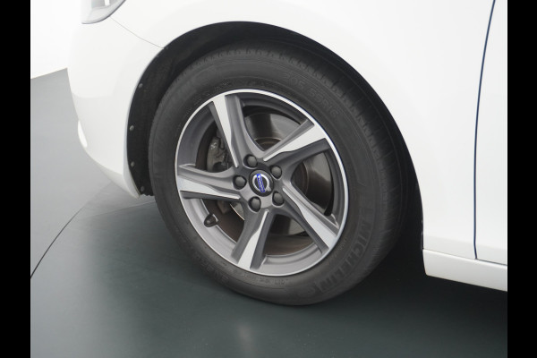 Volvo V40 2.0T Dual-Ecc Pdc 16" Licht-Regensensor Cruise Bluetooth Momentum Autonomous Emergency Braking Brake Assist System Privacy Glas Isofix  1500kg Trekvermogen! hoofdsteunen anti-whiplash Bots herkenning systeem EURO6