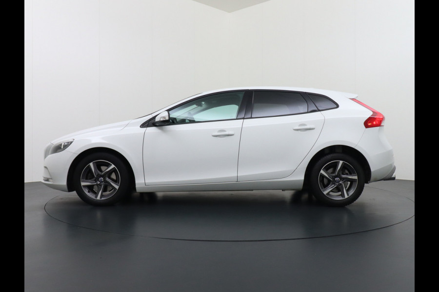 Volvo V40 2.0T Dual-Ecc Pdc 16" Licht-Regensensor Cruise Bluetooth Momentum Autonomous Emergency Braking Brake Assist System Privacy Glas Isofix  1500kg Trekvermogen! hoofdsteunen anti-whiplash Bots herkenning systeem EURO6