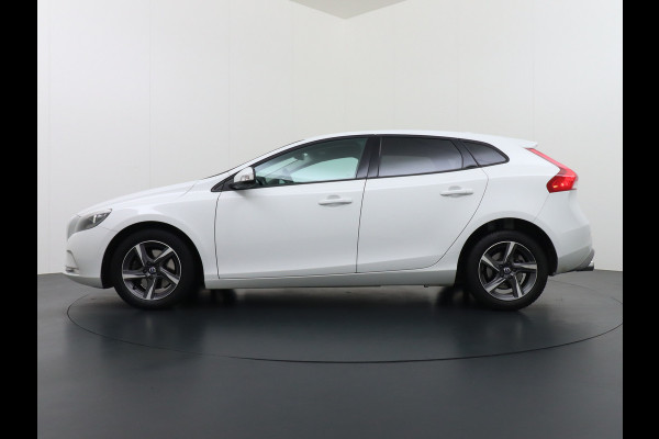 Volvo V40 2.0T Dual-Ecc Pdc 16" Licht-Regensensor Cruise Bluetooth Momentum Autonomous Emergency Braking Brake Assist System Privacy Glas Isofix  1500kg Trekvermogen! hoofdsteunen anti-whiplash Bots herkenning systeem EURO6