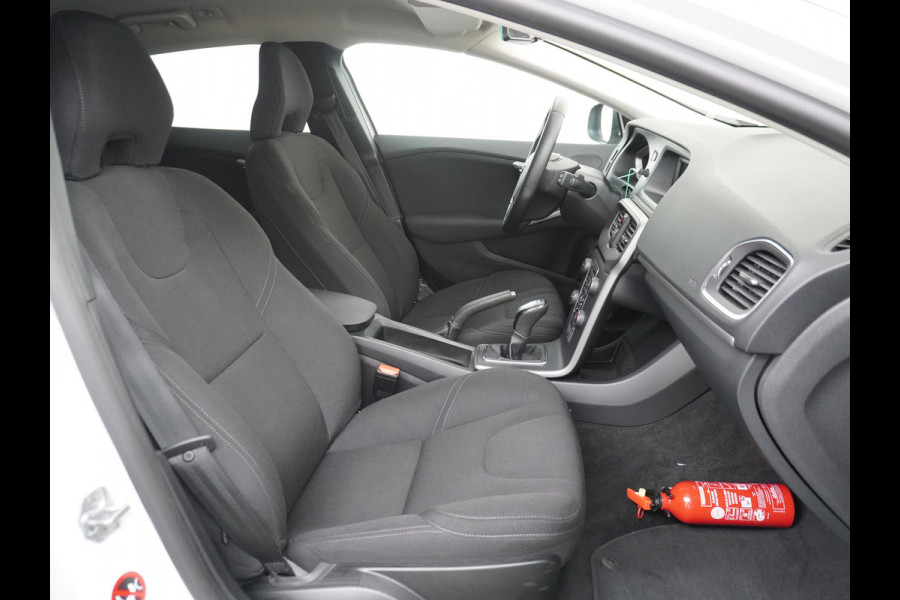 Volvo V40 2.0T Dual-Ecc Pdc 16" Licht-Regensensor Cruise Bluetooth Momentum Autonomous Emergency Braking Brake Assist System Privacy Glas Isofix  1500kg Trekvermogen! hoofdsteunen anti-whiplash Bots herkenning systeem EURO6