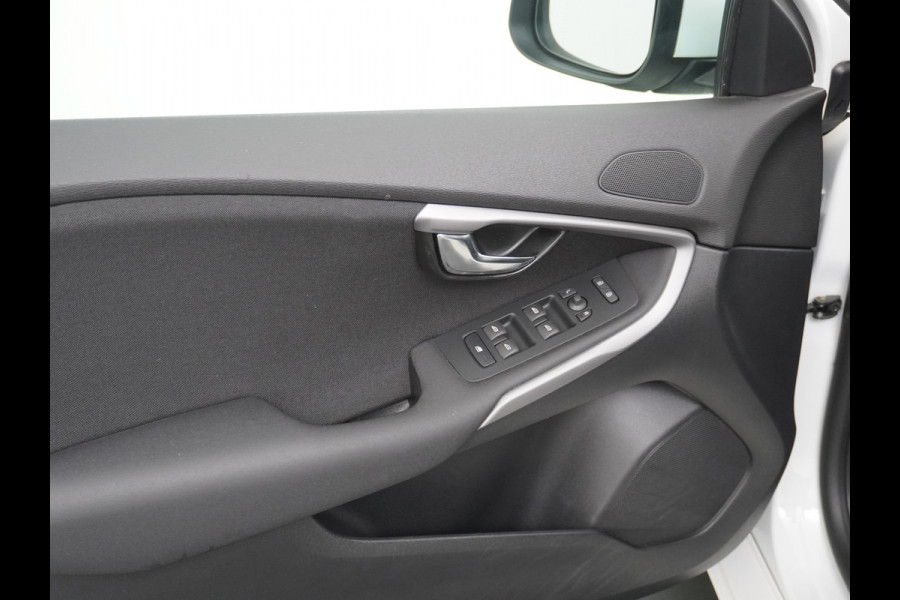 Volvo V40 2.0T Dual-Ecc Pdc 16" Licht-Regensensor Cruise Bluetooth Momentum Autonomous Emergency Braking Brake Assist System Privacy Glas Isofix  1500kg Trekvermogen! hoofdsteunen anti-whiplash Bots herkenning systeem EURO6