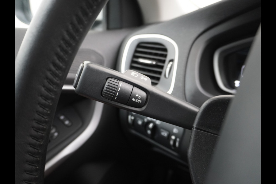 Volvo V40 2.0T Dual-Ecc Pdc 16" Licht-Regensensor Cruise Bluetooth Momentum Autonomous Emergency Braking Brake Assist System Privacy Glas Isofix  1500kg Trekvermogen! hoofdsteunen anti-whiplash Bots herkenning systeem EURO6