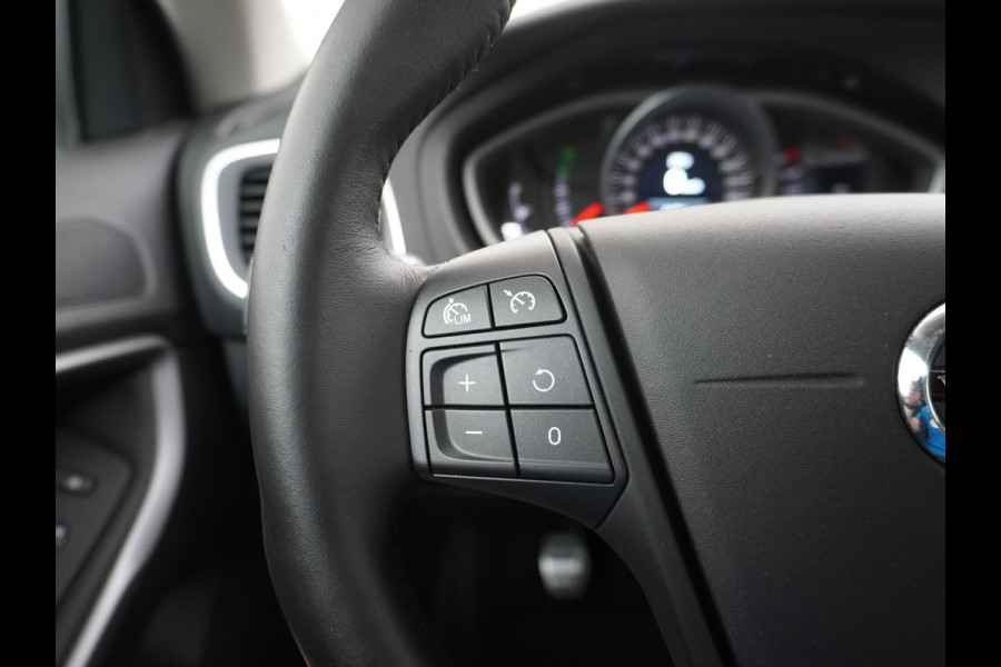 Volvo V40 2.0T Dual-Ecc Pdc 16" Licht-Regensensor Cruise Bluetooth Momentum Autonomous Emergency Braking Brake Assist System Privacy Glas Isofix  1500kg Trekvermogen! hoofdsteunen anti-whiplash Bots herkenning systeem EURO6