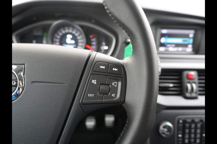 Volvo V40 2.0T Dual-Ecc Pdc 16" Licht-Regensensor Cruise Bluetooth Momentum Autonomous Emergency Braking Brake Assist System Privacy Glas Isofix  1500kg Trekvermogen! hoofdsteunen anti-whiplash Bots herkenning systeem EURO6