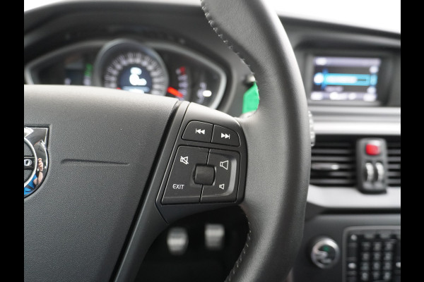 Volvo V40 2.0T Dual-Ecc Pdc 16" Licht-Regensensor Cruise Bluetooth Momentum Autonomous Emergency Braking Brake Assist System Privacy Glas Isofix  1500kg Trekvermogen! hoofdsteunen anti-whiplash Bots herkenning systeem EURO6