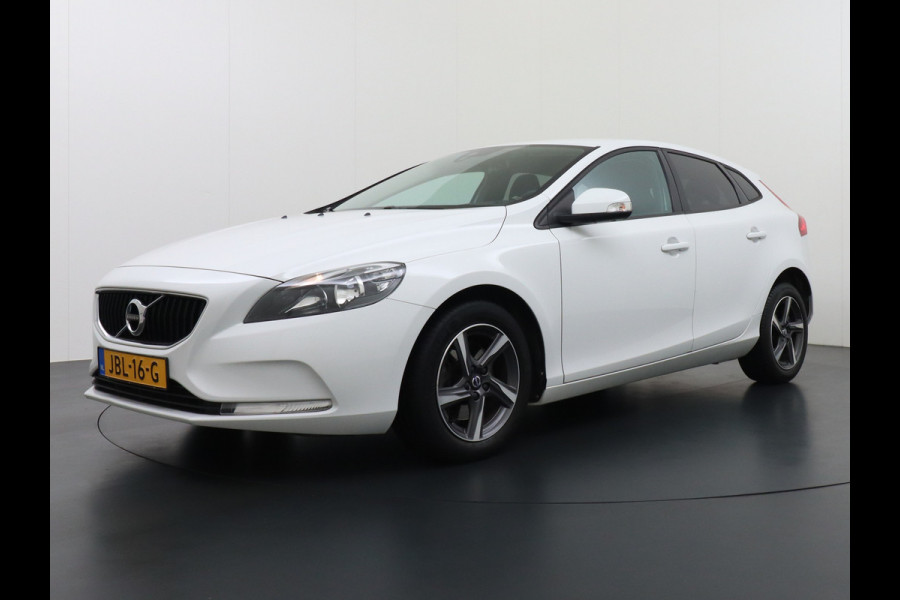 Volvo V40 2.0T Dual-Ecc Pdc 16" Licht-Regensensor Cruise Bluetooth Momentum Autonomous Emergency Braking Brake Assist System Privacy Glas Isofix  1500kg Trekvermogen! hoofdsteunen anti-whiplash Bots herkenning systeem EURO6