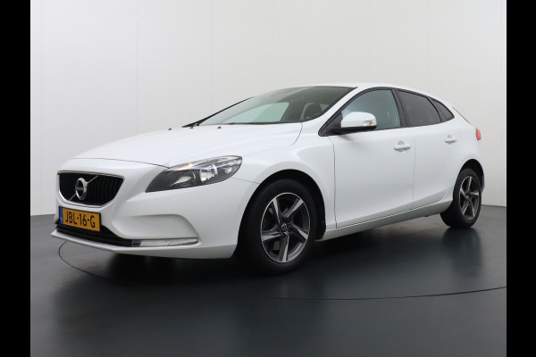 Volvo V40 2.0T Dual-Ecc Pdc 16" Licht-Regensensor Cruise Bluetooth Momentum Autonomous Emergency Braking Brake Assist System Privacy Glas Isofix  1500kg Trekvermogen! hoofdsteunen anti-whiplash Bots herkenning systeem EURO6