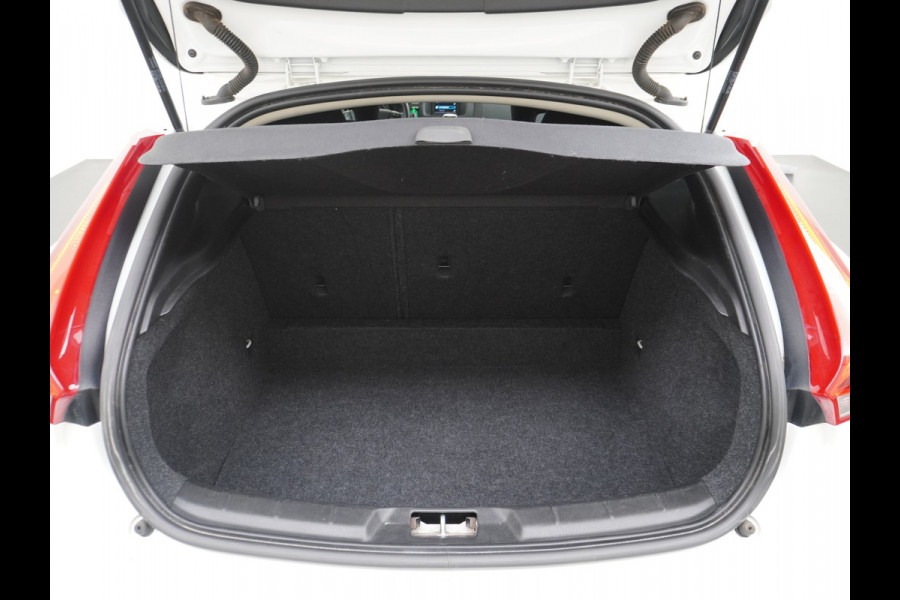 Volvo V40 2.0T Dual-Ecc Pdc 16" Licht-Regensensor Cruise Bluetooth Momentum Autonomous Emergency Braking Brake Assist System Privacy Glas Isofix  1500kg Trekvermogen! hoofdsteunen anti-whiplash Bots herkenning systeem EURO6