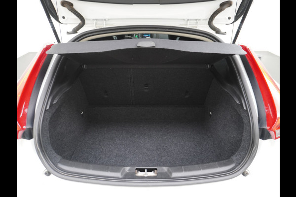 Volvo V40 2.0T Dual-Ecc Pdc 16" Licht-Regensensor Cruise Bluetooth Momentum Autonomous Emergency Braking Brake Assist System Privacy Glas Isofix  1500kg Trekvermogen! hoofdsteunen anti-whiplash Bots herkenning systeem EURO6