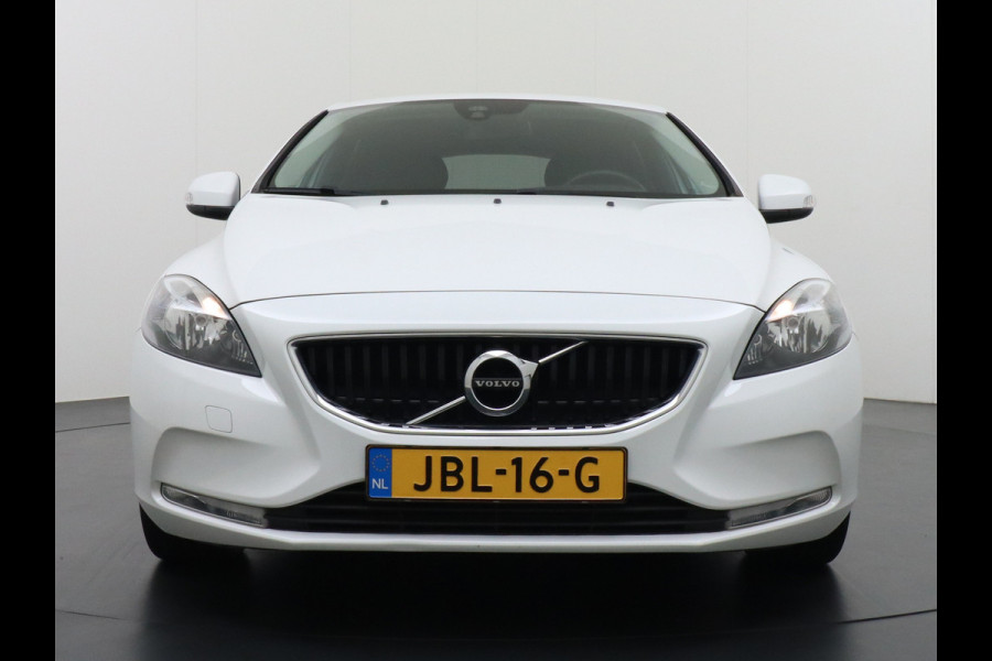 Volvo V40 2.0T Dual-Ecc Pdc 16" Licht-Regensensor Cruise Bluetooth Momentum Autonomous Emergency Braking Brake Assist System Privacy Glas Isofix  1500kg Trekvermogen! hoofdsteunen anti-whiplash Bots herkenning systeem EURO6