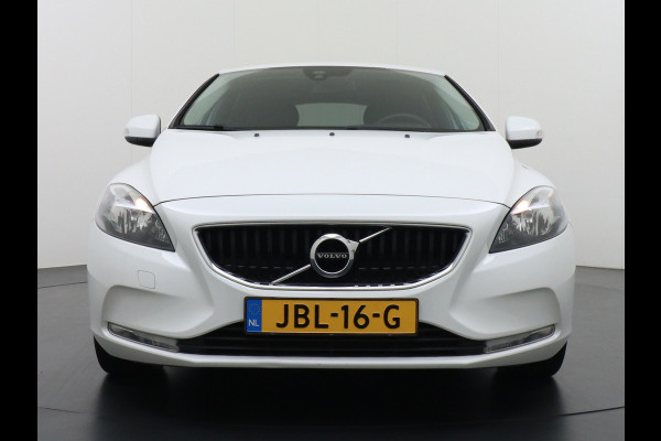 Volvo V40 2.0T Dual-Ecc Pdc 16" Licht-Regensensor Cruise Bluetooth Momentum Autonomous Emergency Braking Brake Assist System Privacy Glas Isofix  1500kg Trekvermogen! hoofdsteunen anti-whiplash Bots herkenning systeem EURO6
