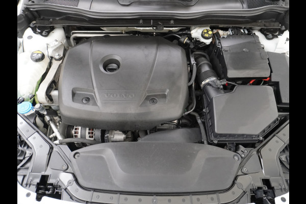 Volvo V40 2.0T Dual-Ecc Pdc 16" Licht-Regensensor Cruise Bluetooth Momentum Autonomous Emergency Braking Brake Assist System Privacy Glas Isofix  1500kg Trekvermogen! hoofdsteunen anti-whiplash Bots herkenning systeem EURO6