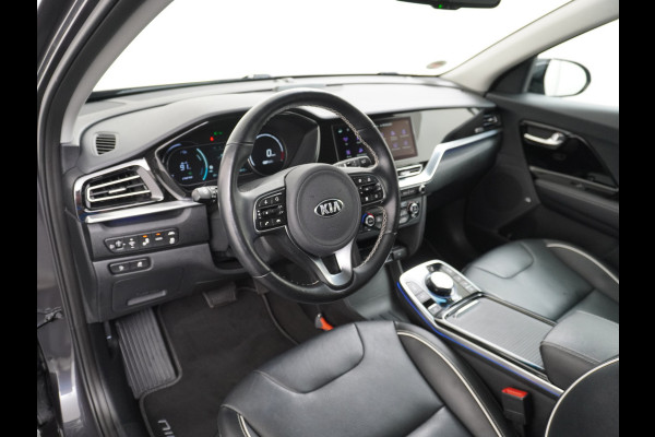 Kia e-Niro 64kWh 204PK Leder ExecutiveLine Adap.Cruise JBL®-Sound Navi Ecc Apple Carplay/Android Auto DAB Stoelverwarming+Ventilatie+Memory Warmtepomp Stuurverwarming Bluetooth Led Lmv Rijstrooksensor Origineel Nederlandse Auto Dealeronderhouden 48.000 nieuw! 1e Eigenaar