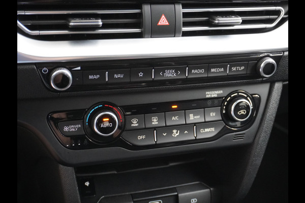 Kia e-Niro 64kWh 204PK Leder ExecutiveLine Adap.Cruise JBL®-Sound Navi Ecc Apple Carplay/Android Auto DAB Stoelverwarming+Ventilatie+Memory Warmtepomp Stuurverwarming Bluetooth Led Lmv Rijstrooksensor Origineel Nederlandse Auto Dealeronderhouden 48.000 nieuw! 1e Eigenaar