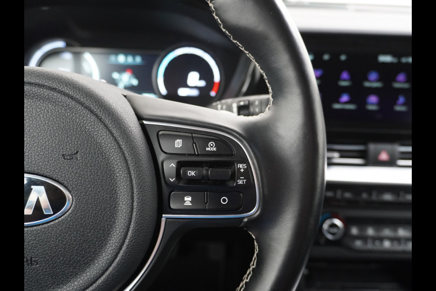 Kia e-Niro 64kWh 204PK Leder ExecutiveLine Adap.Cruise JBL®-Sound Navi Ecc Apple Carplay/Android Auto DAB Stoelverwarming+Ventilatie+Memory Warmtepomp Stuurverwarming Bluetooth Led Lmv Rijstrooksensor Origineel Nederlandse Auto Dealeronderhouden 48.000 nieuw! 1e Eigenaar